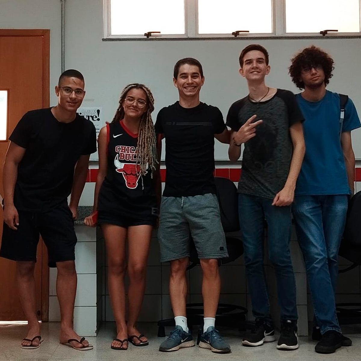 Último dia de aula do curso no Câmpus para a Obmep. Ao centro, professor Bruno; na ponta direita, Rafael e a Jullya no lado esquerdo da foto 